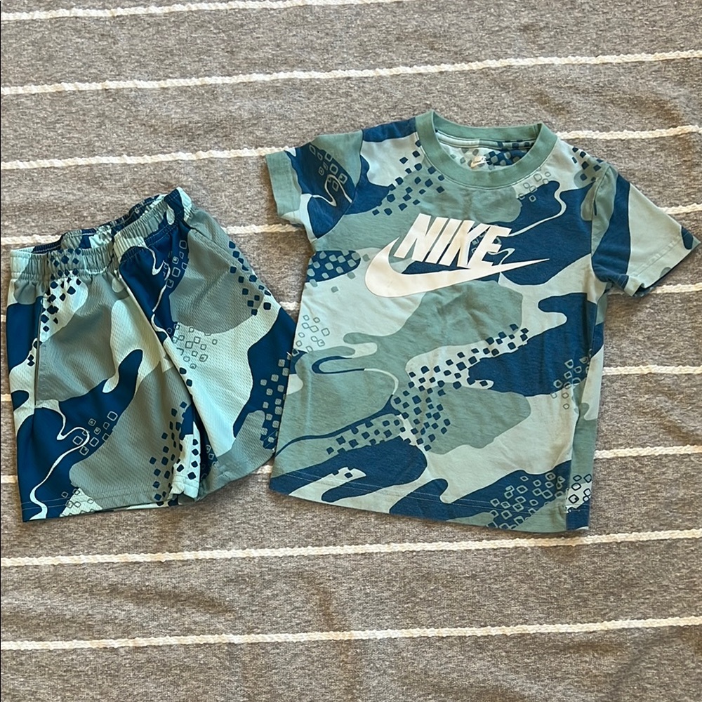 Nike Camo T-Shirt and Shorts Set XS 4